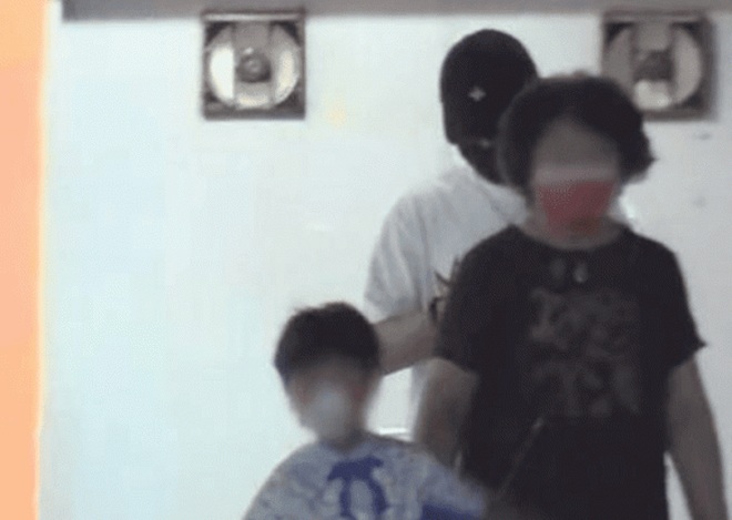 Huỳnh Hiểu Minh đưa con trai Tiểu Hải Miên đi chơi nhưng phó mặc cho mẹ đẻ chăm.