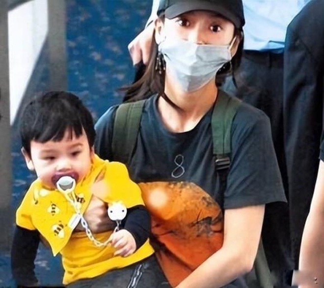 Angelababy lúc ở bên con luôn chăm chút cậu bé từng tí một.