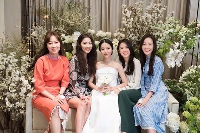 Lee Jung Hyun bên hội bạn thân trong ngày cưới.