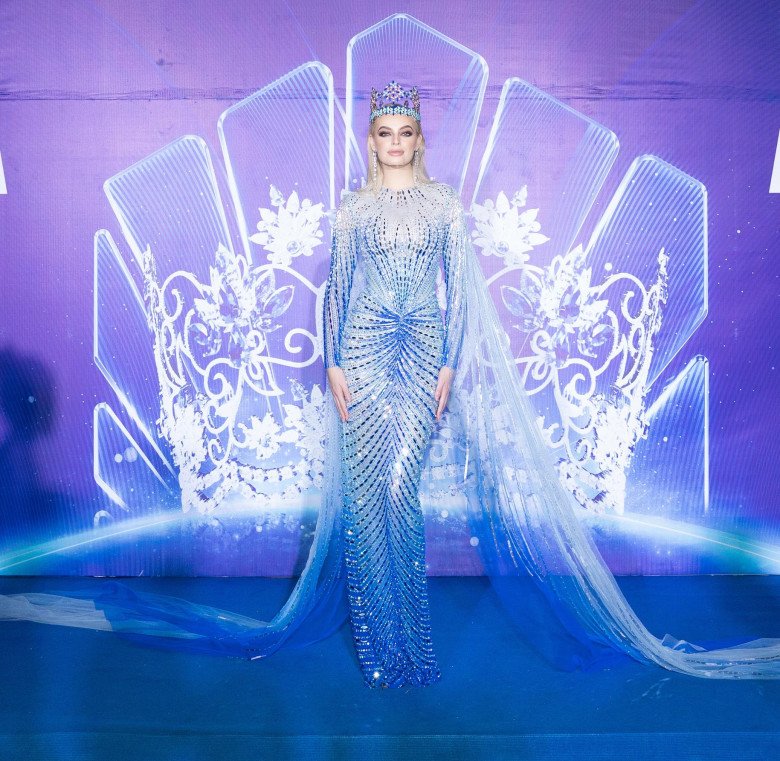 Đương kim Miss World 2021 hoá thân thành Nữ hoàng Elsa, đội chiếc vương miện cao quý nhất hành tinh trên thảm đỏ. Sự xuất hiện quá đỗi rực rỡ của cô nàng khiến hàng triệu fans sắc đẹp ai nấy đều trầm trồ, xuýt xoa.
