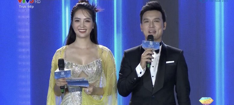 Truy lùng danh tính MC amp;#34;cầm trịchamp;#34; chung kết Miss World Vietnam 2022, ảnh chụp lén cũng không thể dìm được nhan sắc này! - 3