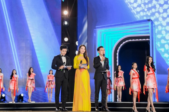 Truy lùng danh tính MC amp;#34;cầm trịchamp;#34; chung kết Miss World Vietnam 2022, ảnh chụp lén cũng không thể dìm được nhan sắc này! - 5