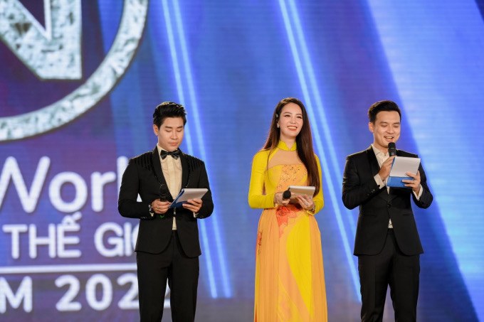 Truy lùng danh tính MC amp;#34;cầm trịchamp;#34; chung kết Miss World Vietnam 2022, ảnh chụp lén cũng không thể dìm được nhan sắc này! - 6