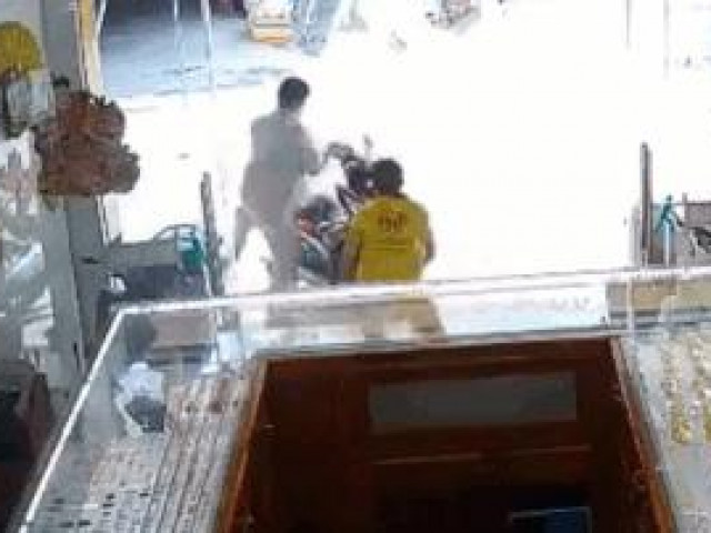 Clip Eva - Clip: Nam nhân viên tiệm vàng "tung cước" hạ gục tên cướp dây chuyền