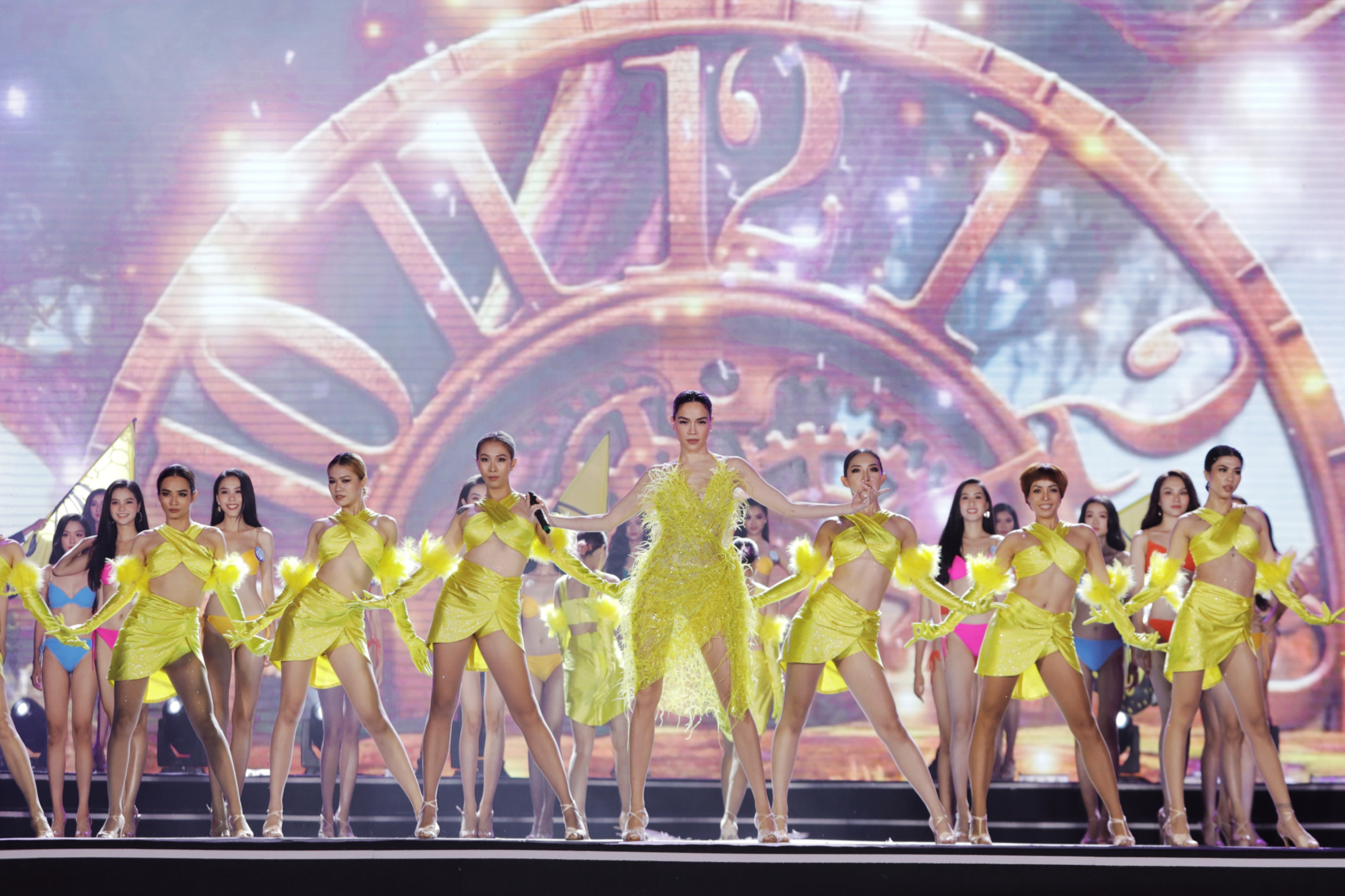 Hồ Ngọc Hà khoe sắc vóc rực rỡ trong bộ trang phục nàng tiên có cánh trên sân khấu Miss World Vietnam 2022.