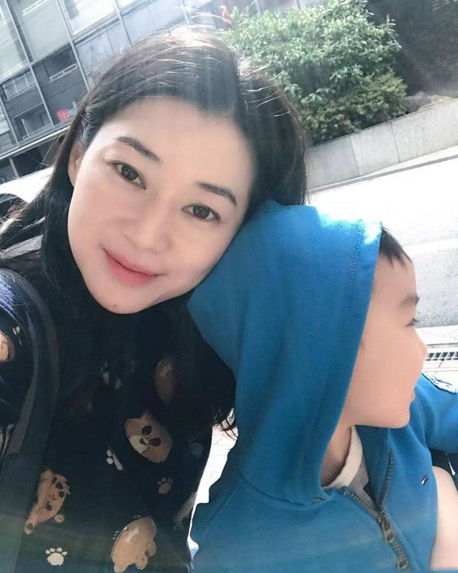 Hoàng Kỷ Oánh bên một đứa bé trai được cho là con của Cổ Thiên Lạc.