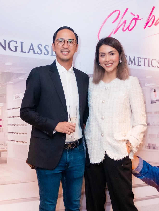 Hình ảnh của cô khi đứng cạnh ông xã Louis Nguyễn không khác biệt mấy so với bức ảnh đã qua chỉnh sửa.