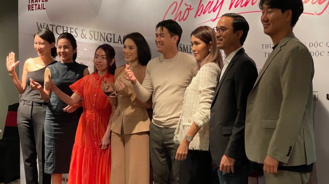 Tăng Thanh Hà xuất hiện mới đây khi được ông xã hộ tống. Ngoài ra, con dâu tương lai thứ 2 của vua hàng hiệu Johnathan Hạnh Nguyễn là Linh Rin (áo nâu) cũng có mặt, đứng cạnh bạn trai Phillip Nguyễn.