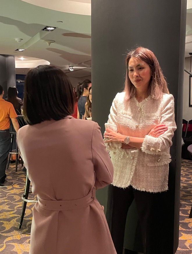 Nữ diễn viên Bỗng Dưng Muốn Khóc trông xinh đẹp, gọn gàng qua ống kính của khán giả.