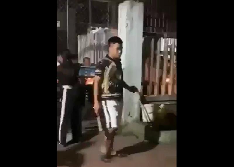 Đối tượng cầm dao thách thức người dân xung quanh. Ảnh cắt từ clip