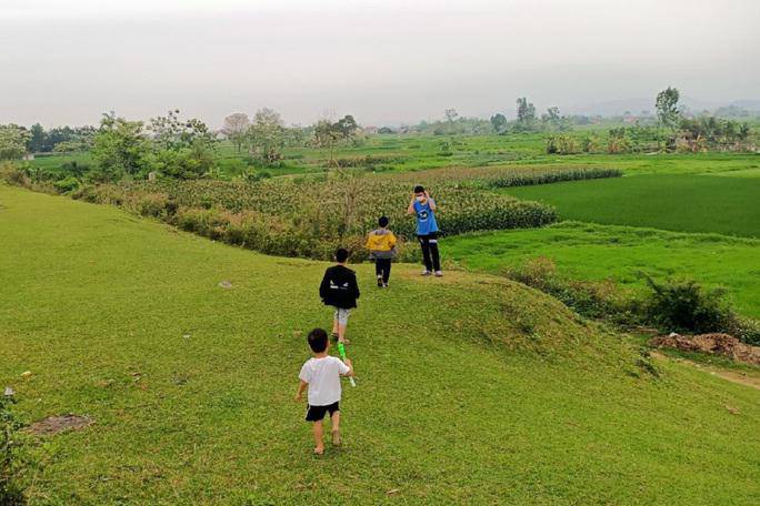 ...vui đùa trên những đồng cỏ xanh mướt - Ảnh Tuấn Minh