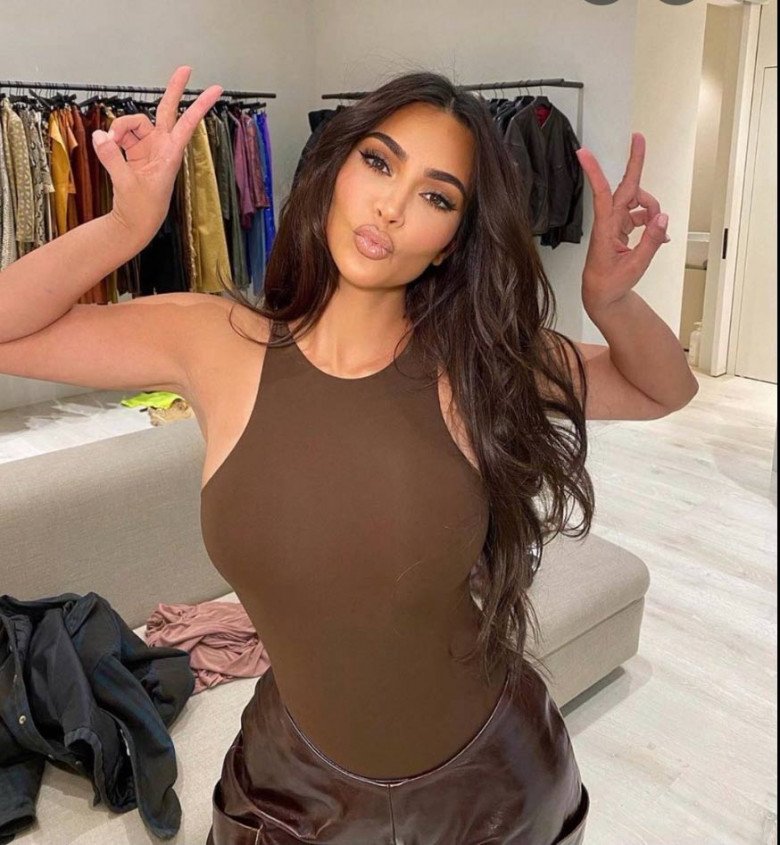 Kim Kardashian là hình mẫu để nhiều trung tâm thẩm mỹ hướng đến để đánh vào khách hàng, các nàng nên chú ý tỉnh táo.