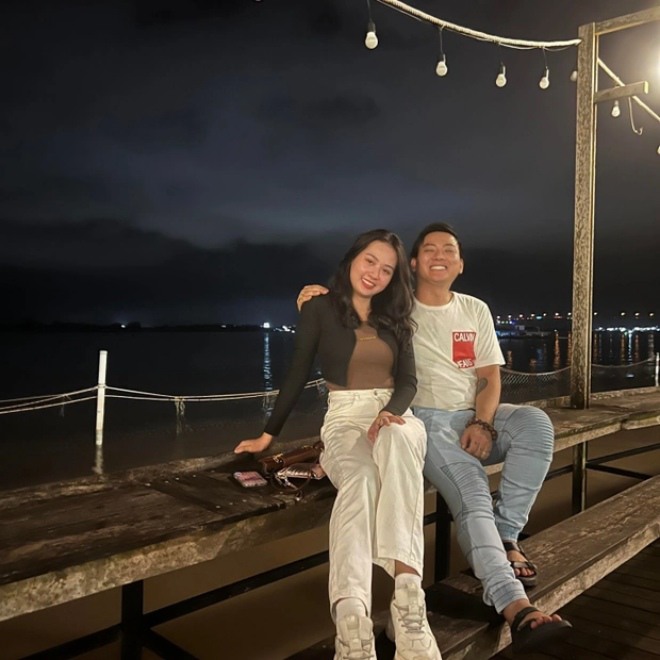 Hoài Lâm đăng ảnh chụp cùng bạn gái kém 8 tuổi, thần sắc tươi tỉnh vui vẻ. Bạn gái anh cũng gây chú ý khi gương mặt cô trông tròn trịa hơn trước.