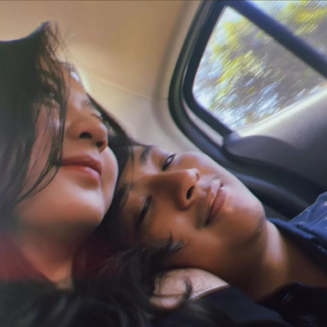 Nam ca sĩ thường hay khoe những khoảnh khắc tình tứ bên cạnh bồ trẻ.