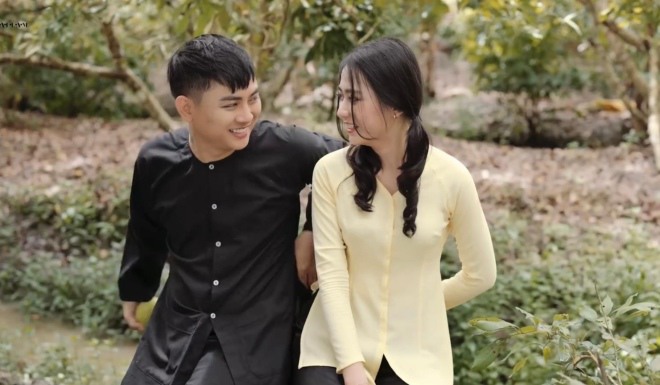 Trước đó, thông tin Hoài Lâm kết hôn với bạn gái từng gây xôn xao cộng đồng mạng. Tuy nhiên mẹ ruột anh đã phủ nhận chuyện này. 