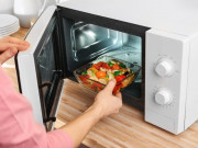 Sức khỏe - Dùng lò vi sóng có gây ung thư? Sự thật ít biết khi hâm đồ ăn bằng lò vi sóng và cách dùng đúng