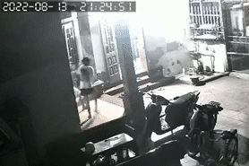 Vụ việc được camera an ninh ghi lại. Ảnh: Tri thức trực tuyến