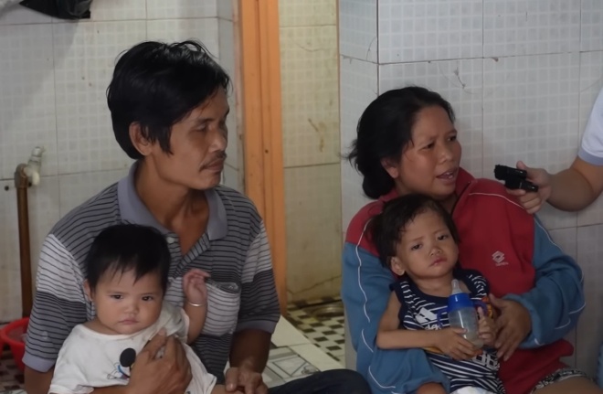 Mấy đứa con nhỏ của vợ chồng chị Kim Chi khi đói chỉ biết uống nước đường.