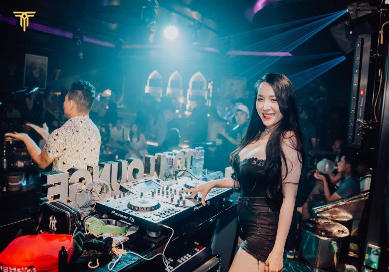 Vợ DJ của Khắc Việt cứ lên bar là ăn mặc trễ nải, nay khoe ảnh bikini phải xin phép chồng  - 1
