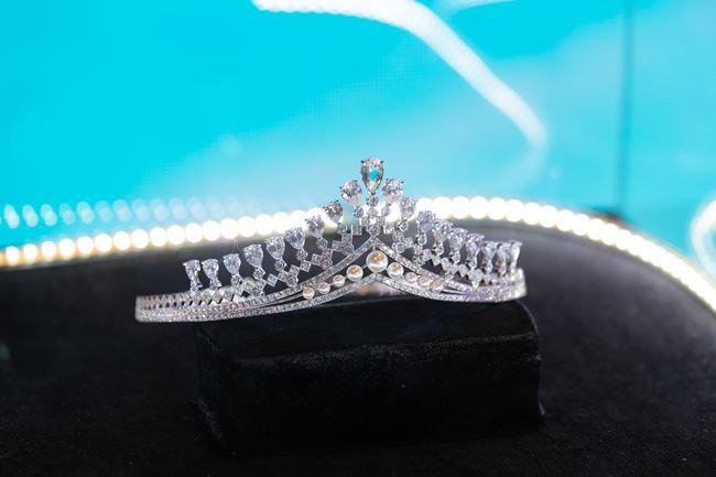 Vừa hết nhiệm kỳ, vương miện Tiara của á hậu xứ Quảng gãy gập, kim cương rớt tứ tung - 4