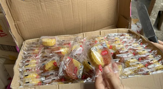 Cận cảnh bánh trung thu mini lực lượng chức năng vừa thu tại cửa hàng bánh kẹo Hải Dũng tại thôn Chùa Tổng, xã La Phù, Hoài Đức, hôm nay (15/8).