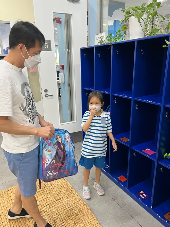 Thanh niên ngày đầu tự lập. Daddy lo lắng quá kìa, Phan Như Thảo hóm hỉnh nhận xét về thái độ của chồng đại gia.