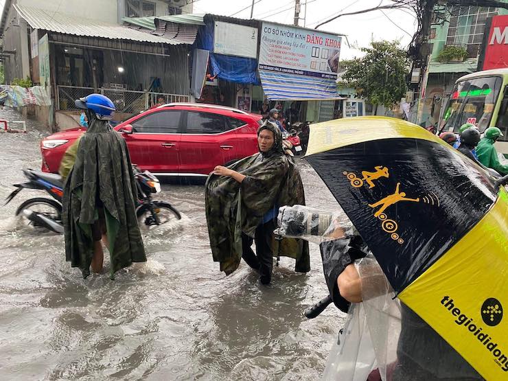 Mưa lớn khiến đường Tô Ngọc Vân (thành phố Thủ Đức) nhanh chống ngập nặng.