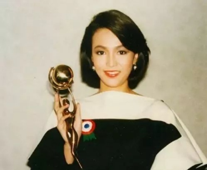Vì được đánh giá cao, Trịnh Du Linh khá khinh người nên không có nhiều bạn trong showbiz.