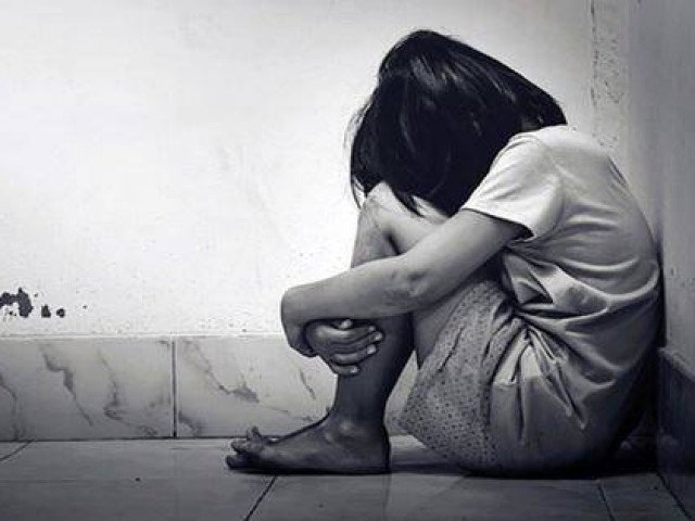 Gã con rể đồi bại mò vào giường mẹ vợ đang ngủ hiếp dâm cháu gái