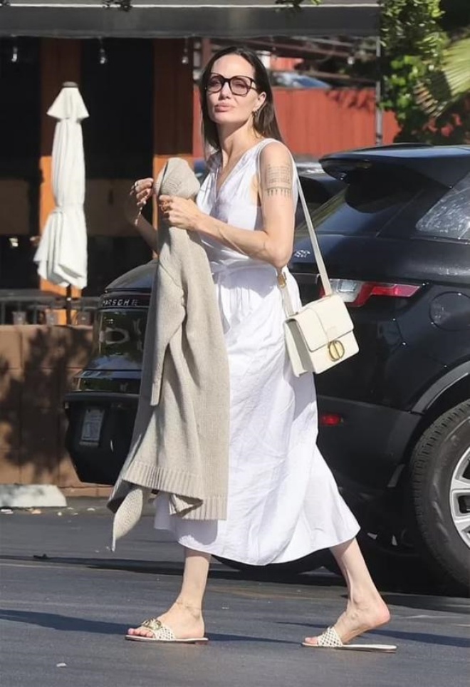 Angelina diện cây trắng khi đi cùng với con trai.