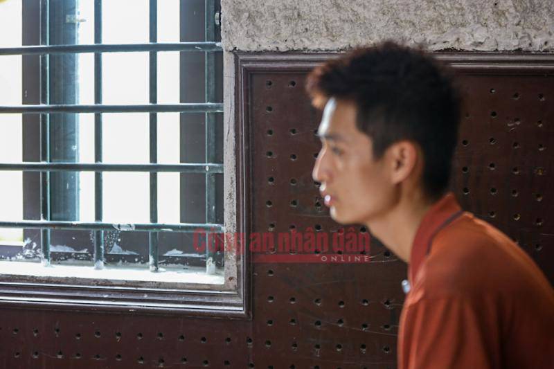 Nguyễn Trường Giang sau chấn song sắt nhà giam.