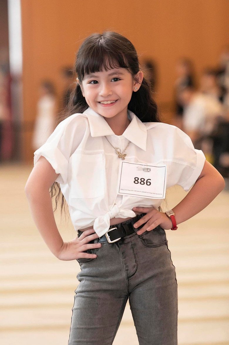 Con gái bà mẹ đơn thân bán ốc ở Nha Trang đoạt Miss gương mặt đẹp, giờ chạy show lên đồ sành điệu - 11