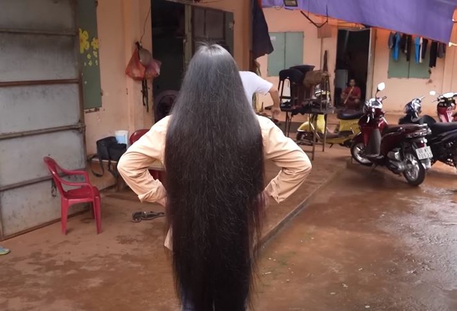 Mái tóc dài suôn mượt khiến nhiều chị em ghen tị.