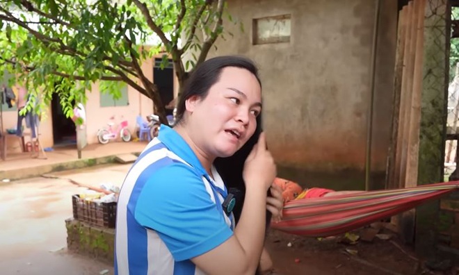 Thường chàng trai gội đầu bằng dầu gội và thay vì dùng máy sấy lại sử dụng quạt làm khô tóc.