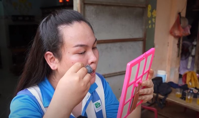 Mỗi lần đi diễn, Quốc Khánh sẽ trang điểm nhẹ nhàng.