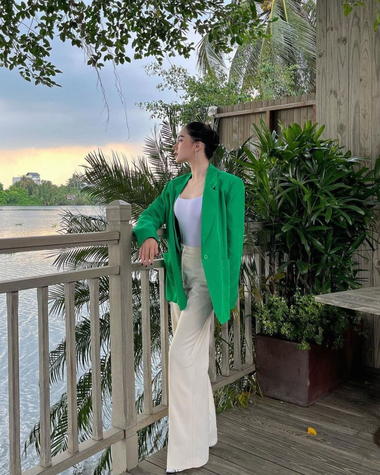 Hoa hậu Việt xa bạn trai CEO trẻ ăn mặc phong phanh, về nước lại kín đáo như nàng thơ - 11