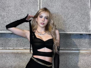 Thời trang - Thiều Bảo Trâm đi biển diện kiểu đồ từng bị chê thảm hoạ, nhìn qua cứ nghĩ lộ "quần con"