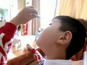 Làm mẹ - Con nhỏ keo 502 vào mắt, mẹ đắp thêm khăn tẩm nước được bác sĩ khen: Quá thông minh!