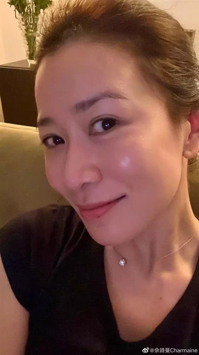 Xa Thi Mạn khoe làn da căng mọng gây sốt.