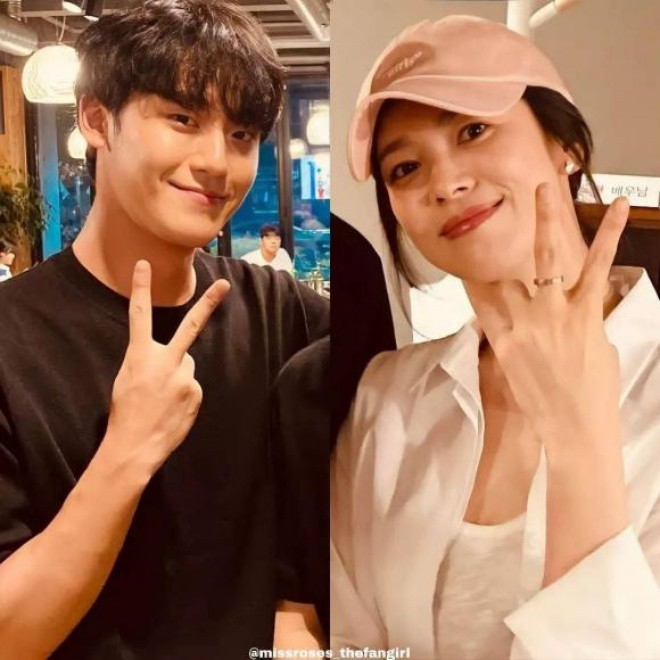 Song Hye Kyo gây chú ý với chiếc nhẫn lạ trên tay.