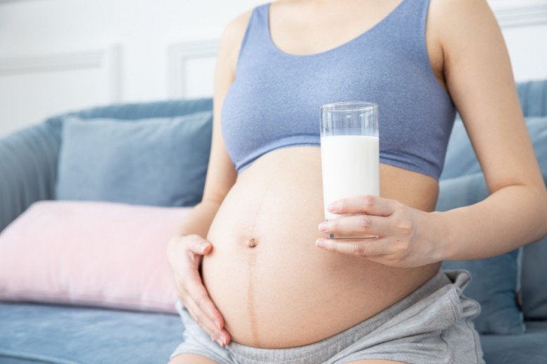So sánh các loại sữa cho bà bầu: Sữa bột, sữa bột pha sẵn, sữa tươi, loại nào tốt? - 1