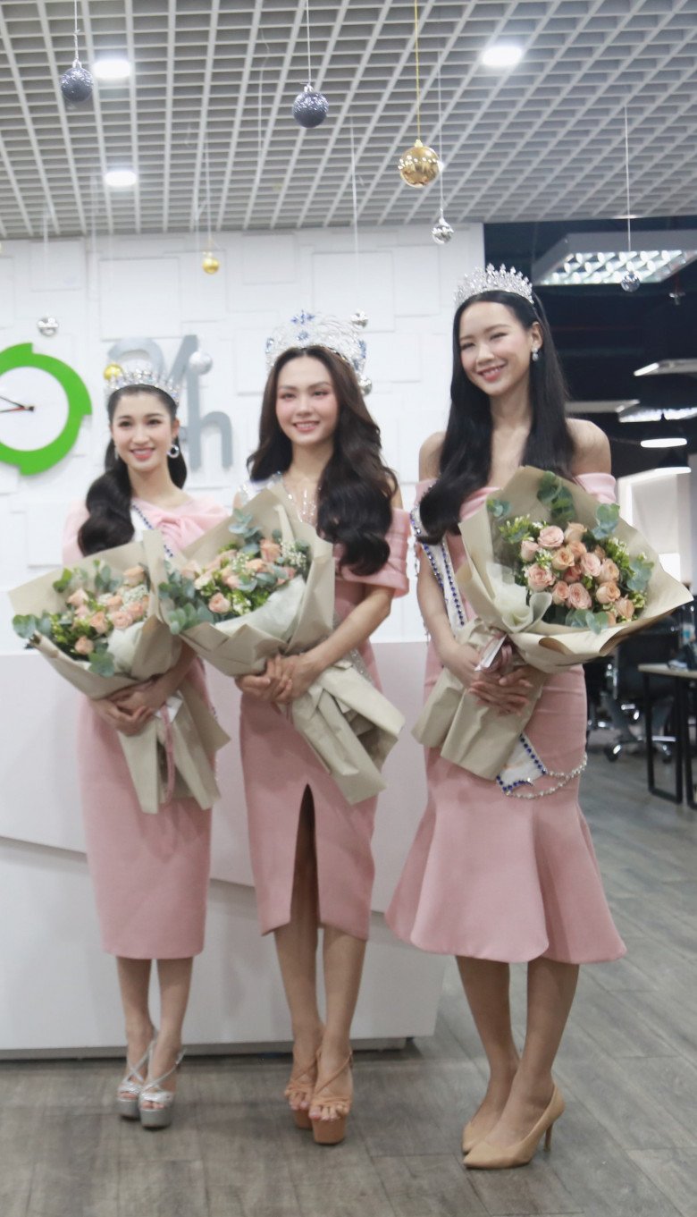 Dẫu vậy, Top 3 Hoa hậu Thế giới Việt Nam 2022 (HHTG VN 2022) vẫn sắm sửa cho mình giao diện vô cùng tươi tắn và rạng rỡ đến Cafe Cùng Eva. Hội chị chị em em của ngôi nhà Miss World Vietnam tinh tế lựa chọn sắc hồng pastel - tông màu chủ đạo của các Eva.