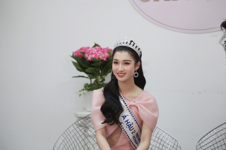 Top 3 Miss World Vietnam 2022 diện đầm hồng đổ bộ Cafe cùng Eva - 6