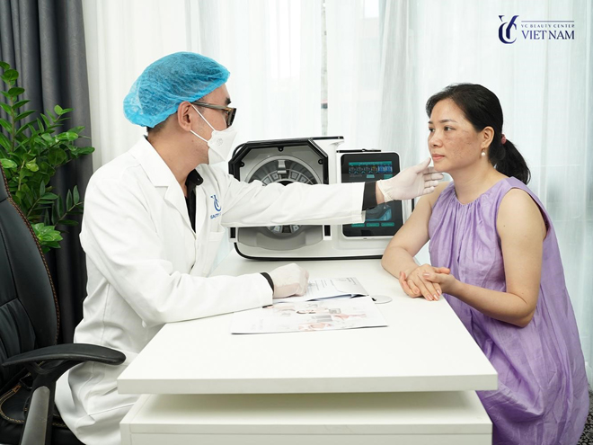 Khách hàng đến trải nghiệm dịch vụ tại Phòng khám Da liễu Quốc tế YC