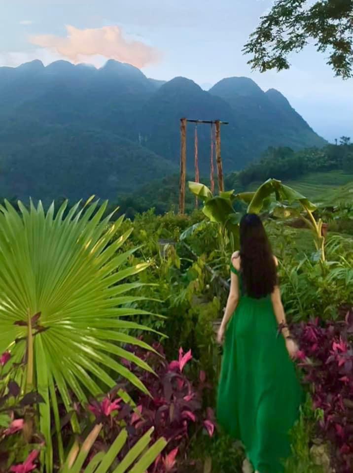 Bà xã doanh nhân của MC Quyền Linh ăn mặc trễ nải, U50 gợi cảm hơn con gái Hoa hậu tương lai - 4