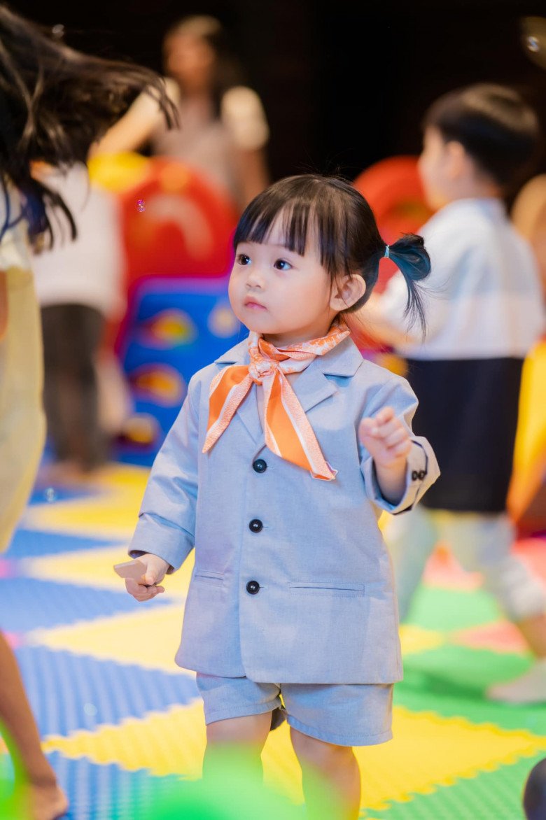 Con gái Cường Đô La 2 tuổi được mặc vest, quàng khăn hiệu như cô tiếp viên hàng không nhí - 7