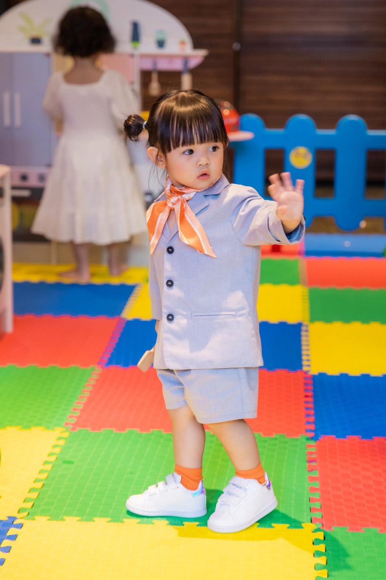 Con gái Cường Đô La 2 tuổi được mặc vest, quàng khăn hiệu như cô tiếp viên hàng không nhí - 6