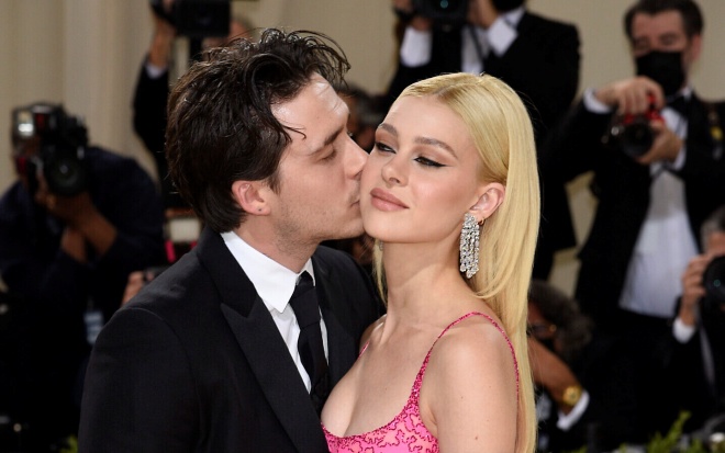 Nhiều người khẳng định Brooklyn bám váy vợ, là kẻ bất tài.