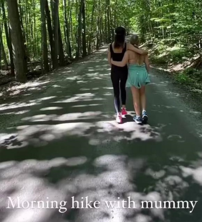 Nhiều người cho rằng thói quen tập thể dục của mẹ sẽ giúp Harper thay đổi ngoại hình.