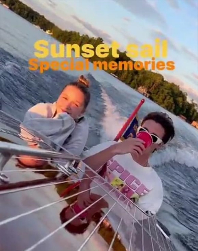 Harper bên anh trai Cruz và cùng anh chàng ngắm hoàng hôn trên biển.